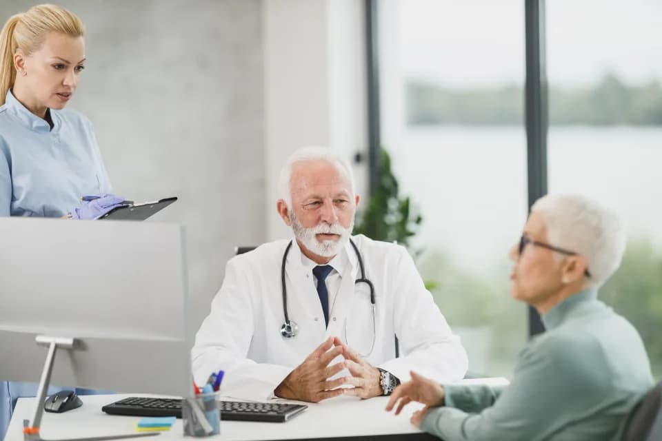 Paciente en consulta con su médico