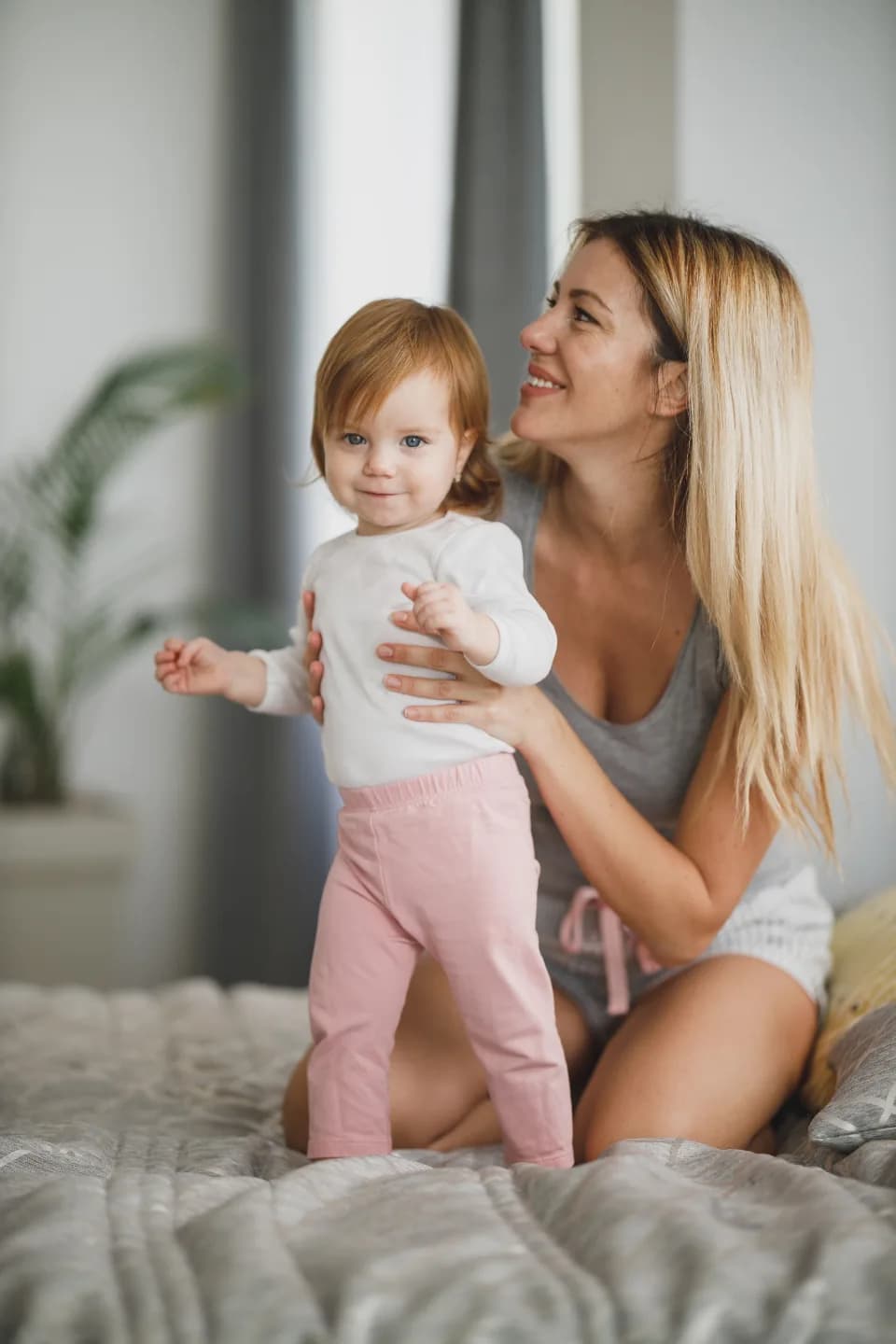 Mamá jugando con su bebé en casa
