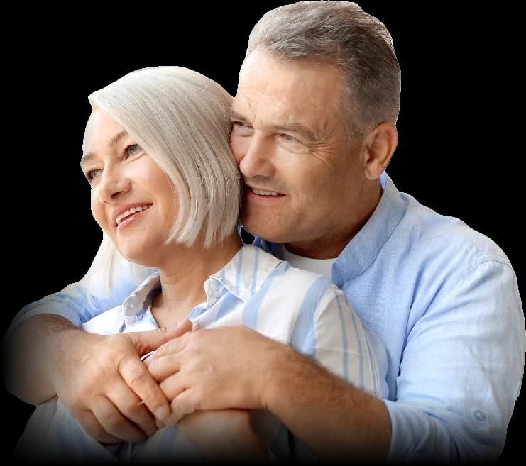 Pareja abrazada y sonriendo