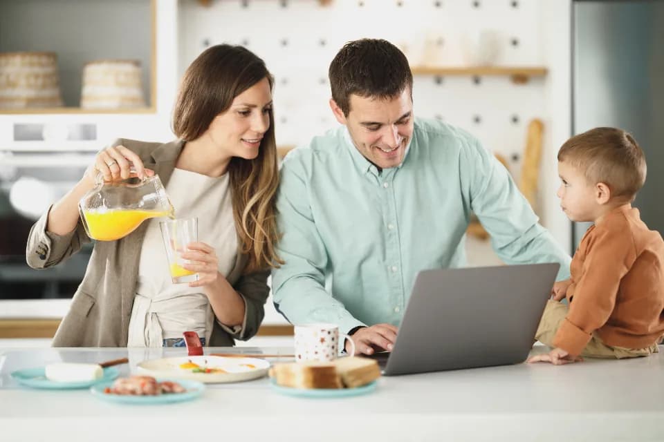 Familia desayunando junta en la cocina